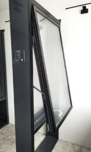 Верхнеподвесное окно наружного открывания VIDNAL V100